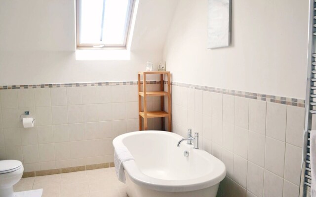 Beautifully converted 400-year-old threshing barn. Pet-friendly.