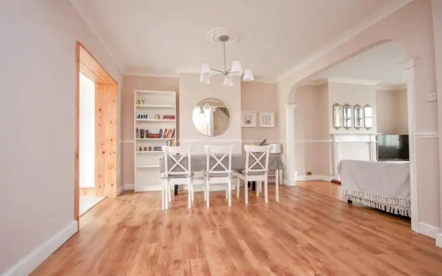 Spacious 3-bed House in Brighton With Parking
