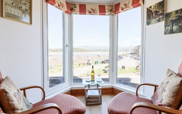Bay View Apartment