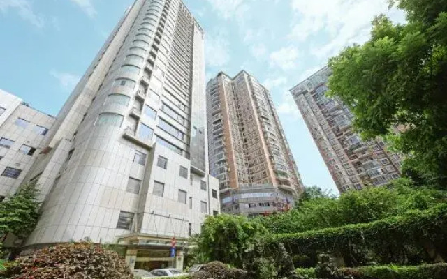 Guizhou Fengrun Karst Hotel (Jiaxiu Tower Qingyun Market Store)