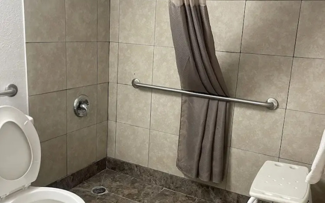 Regal 8 Inn & Suites