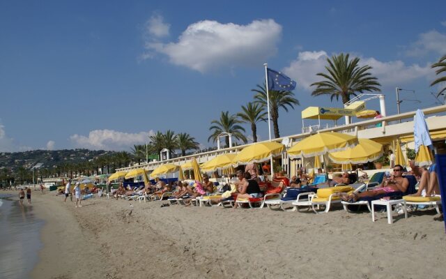 Studio 300 Meters Away From the Lively Beach of Golfe-juan