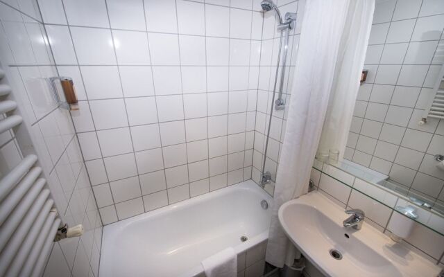 Pakat Suites Hotel