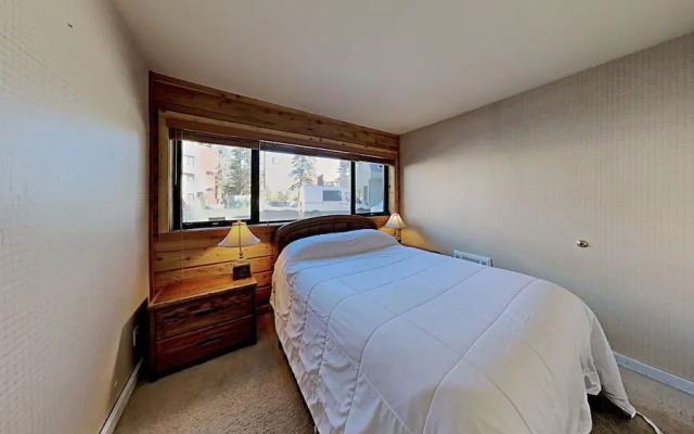 Slopeside 2 Bedroom Condo with 3 Hot Tubs, Sauna and Pool! Next To Canyon Lodge! by RedAwning