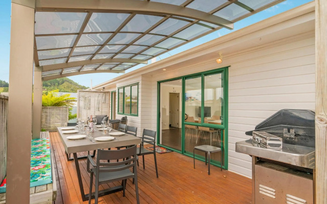 The Sunny Bach - Cooks Beach Holiday Home