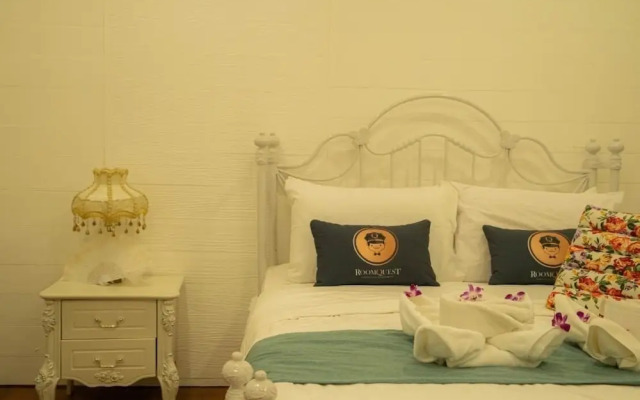 RoomQuest Baan Khun Phra The Iconic