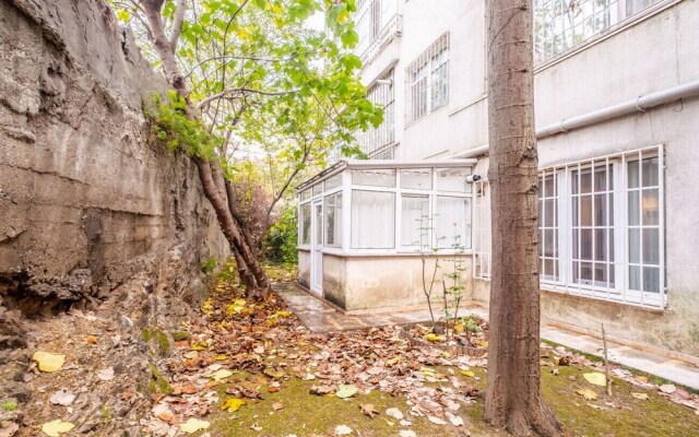 Vibrant Flat Close to Zorlu Center With Backyard