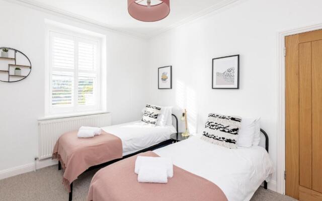 Modern & Spacious 2 Bedroom Maisonette