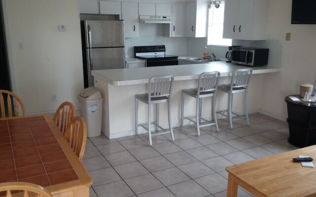 Upper Deck Hotel and Bar - Adults Only