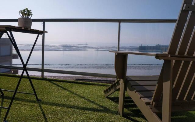 Les pieds dans l'eau accès direct à la plage !
