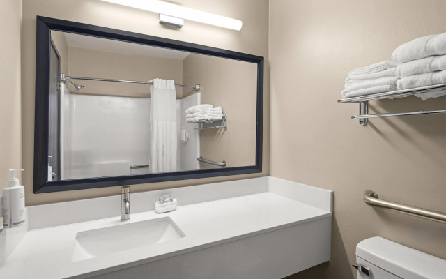 Travelodge by Wyndham Fargo West Acres