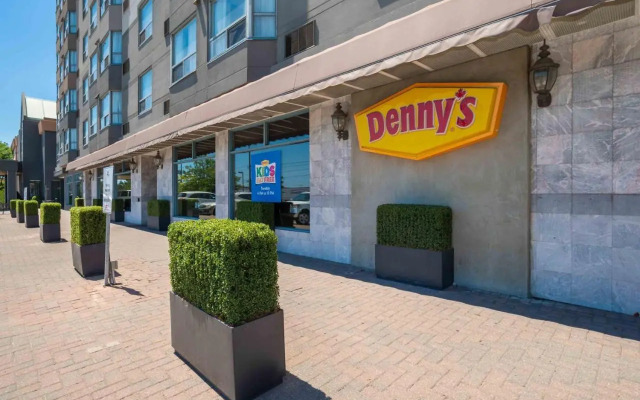 Stage West All-Suite Hotel & Theatre Restaurant