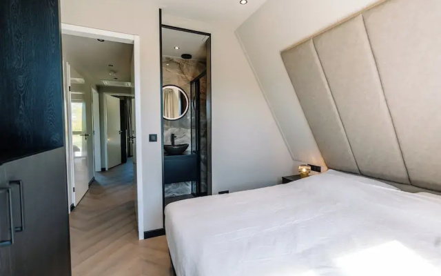 Stay With Private Pool & Hot Tub