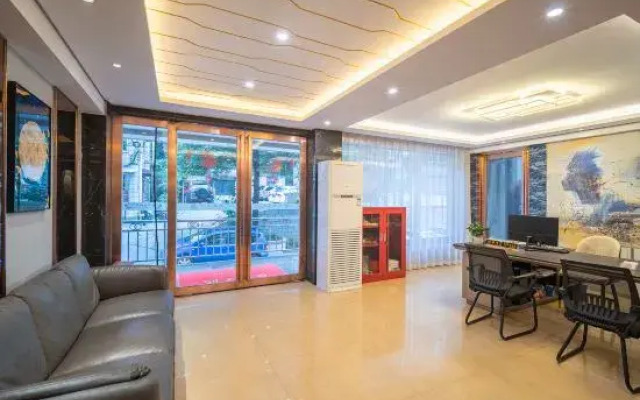 Huaxi Hotel (Guiyang Railway Station Vientiane City Shopping Center)