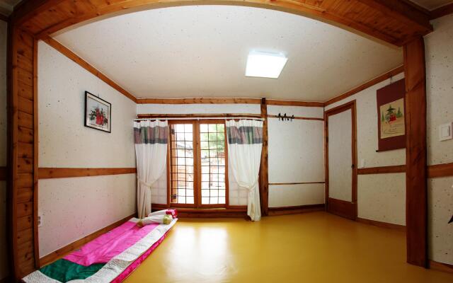 Saekdong Jeogori Hanok Guesthouse Jeonju