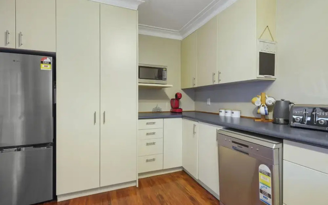 Kohi Family Home- Netflix & Gardens View