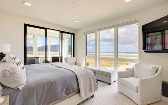 Seaside Vacation Rental: Walk to Beach & Downtown!