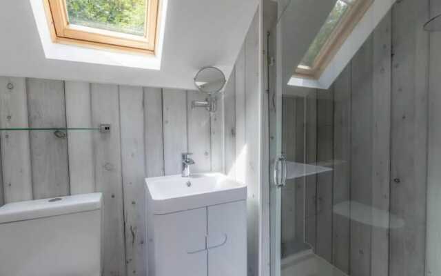 2 Bedrooms, Overlooking Little Petherick Creek