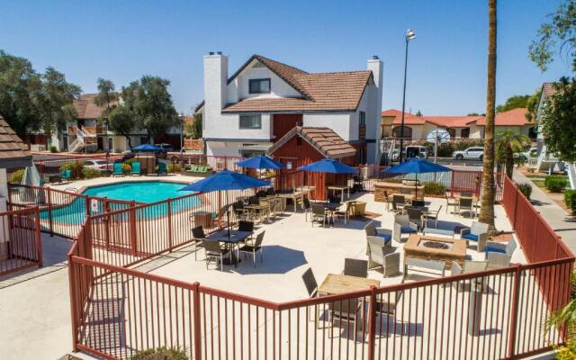 Metro PHX Upstairs 2bd sleeps 6 heated pool PETS ALLOWED