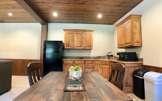 Sojourner's Lodge & Log Cabin Suites