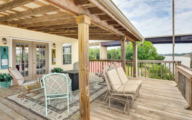 Tennessee River Retreat: Multi-level Deck & Views