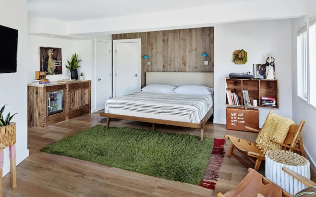Woodstock Way Hotel