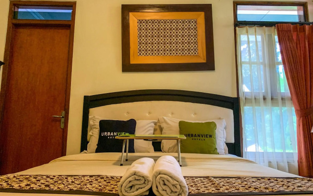 OYO 261 Sasono Putro Guest House