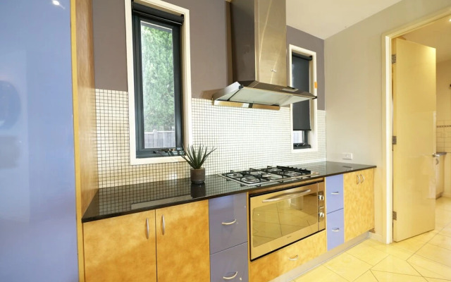 Luxury 7BRM Lakeside BigHouse Point Cook