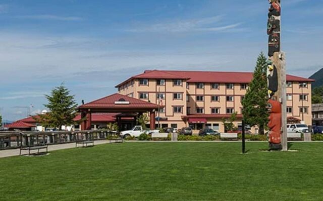 Totem Square Hotel & Marina