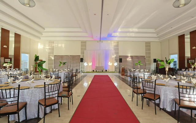 Holiday Suites Hotel & Resort