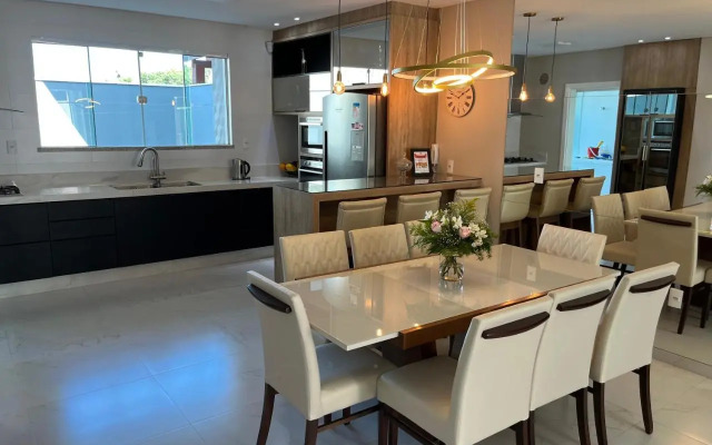 Casa Alto Padrão p/ 8 Pessoas na Praia de Mariscal