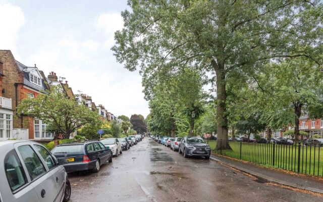 Royal Richmond Family Home by Kew Gardens