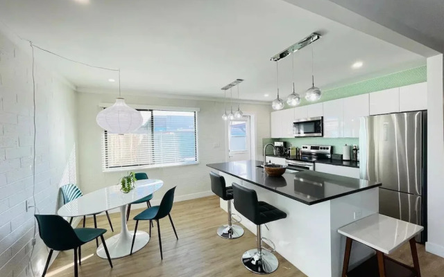Walkable OTS Mid Century Condo-Pool