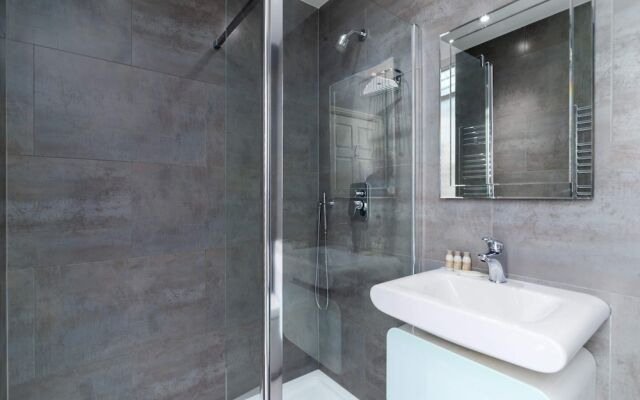 Luxury 2BR Flat in Knightsbridge W/patio, 4 Guests