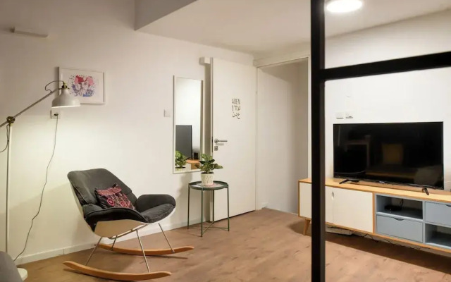 The Carmel House Apt hotel By Sea N Rent