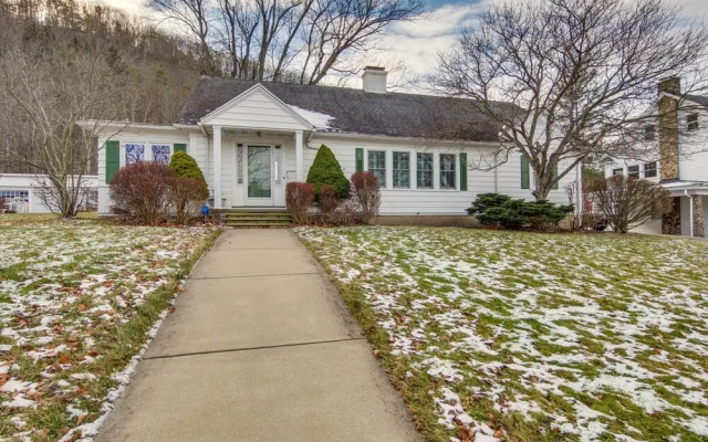 Charming & Spacious Olean Home w/ 2 Fireplaces