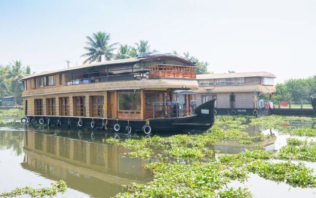 Oyo 24920 Indraprastha Royal Castle Sharing Houseboat