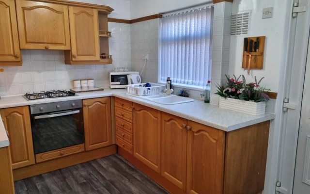 Modern 2-bed Home - Private Garden, Parking & Wifi