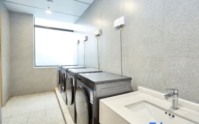 Stay at Ding Hotel (Beijing Lizhuang Business District 307 Hospital Branch)