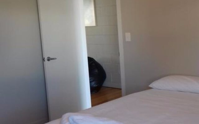 Shooters Saloon Bar Hotel & Cabins