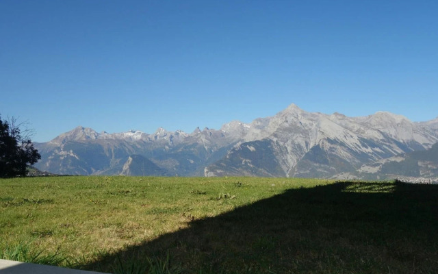 Charming Apartment With Valley View