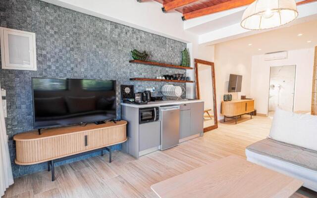 F & S Lounge Suites