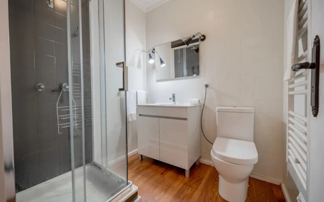 House and People - Rotunda do Caires