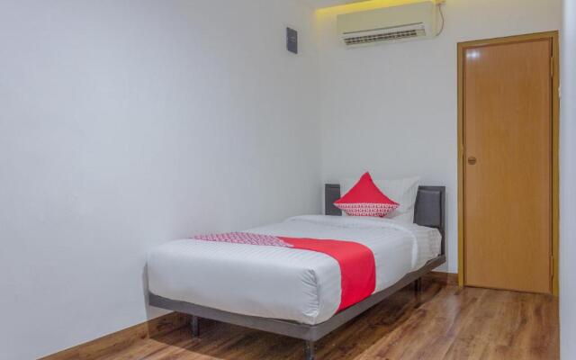 OYO 366 Thamadhiro Residence