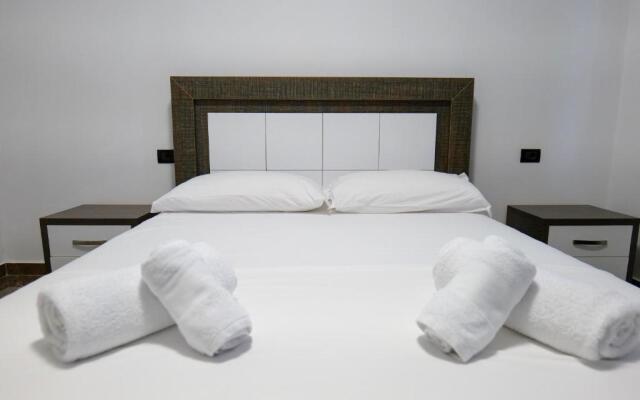 The Peak Hotel & Lounge