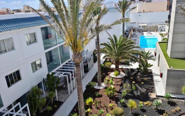 COOL Apartment NEAR Beach Pool & AC 1