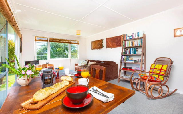 Lorenzen Bay Bungalow - Raglan Holiday Home