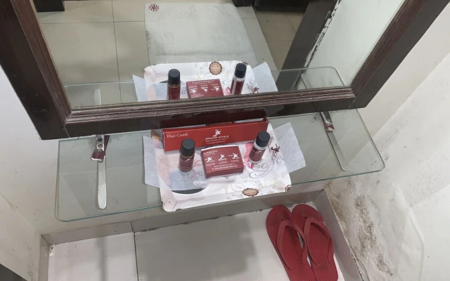 JK Rooms 126 Parashar Legacy - Station