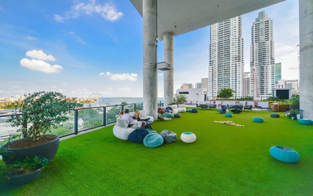 Bayside Studio Overlooking the city