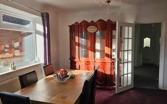 Pet Friendly - 2 Bedrooms - 4 Guests - Parking